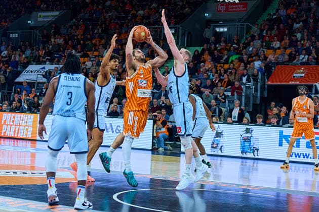 Chris Clemons EWE Baskets Oldenburg, 03 , Joel Harms EWE Baskets Oldenburg, 20 , Christopher Ledlum ratiopharm ulm, 04 , Seth Hinrichs EWE Baskets Oldenburg, 21 GER, ratiopharm ulm vs EWE Baskets Oldenburg, Basketball, 19 Matchday, EasyCredit BBL, Season 2025 2026, 18 02 2026 GER, ratiopharm ulm vs EWE Baskets Oldenburg, Basketball, 19 Matchday, EasyCredit BBL, Season 2025 2026, 18 02 2026 New Ulm Copyright: xEibner-Pressefoto GeraldxOelze-dexStoppanyx EP_ODS