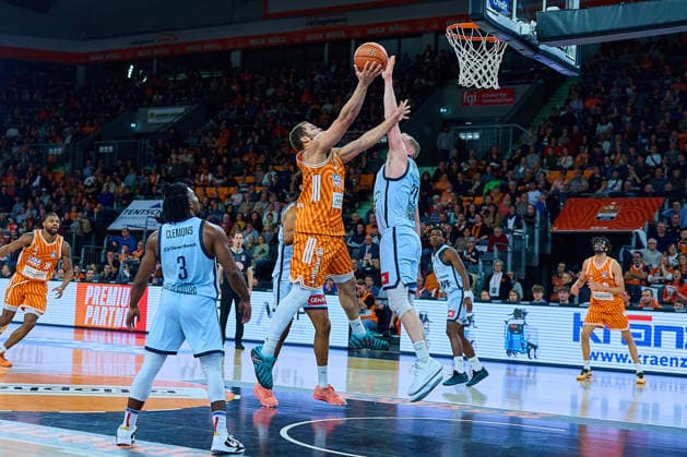 Chris Clemons EWE Baskets Oldenburg, 03 , Christopher Ledlum ratiopharm ulm, 04 , Alec Anigbata ratiopharm ulm, 21 , Corner shot GER, ratiopharm ulm vs EWE Baskets Oldenburg, Basketball, Matchday 19, EasyCredit BBL, Season 2025 2026, 18 02 2026 GER, ratiopharm ulm vs EWE Baskets Oldenburg, Basketball, Matchday 19, EasyCredit BBL, Season 2025 2026, 18 02 2026 Neu Ulm Copyright: xEibner-Pressefoto GeraldxOelze-dexStoppanyx EP_ODS