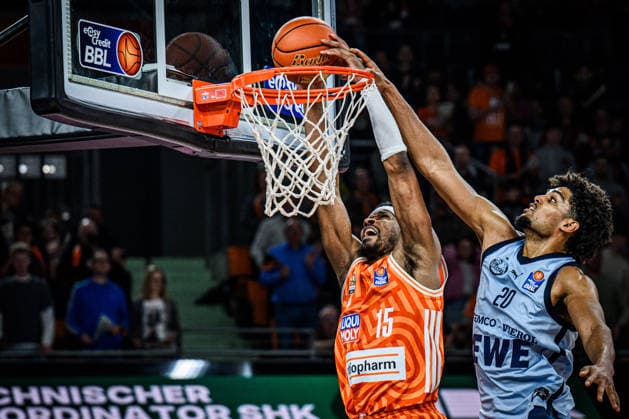 Neu Ulm, Germany, 18 02 26 Justin Simon ratiopharm ulm and Joel Harms EWE Baskets Oldenburg battle for the ball during the Basketball Bundesliga match between ratiopharm ulm vs EWE Baskets Oldenburg at ratiopharm Arena on February 18, 2026 in Neu Ulm, Germany Photo by Harry Langer DeFodi Images ratiopharm Arena, Germany, 18 02 26 Justin Simon ratiopharm ulm and Joel Harms EWE Baskets Oldenburg battle for the ball during the Basketball Bundesliga match between ratiopharm ulm vs EWE Baskets Oldenburg at Neu Ulm on February 18, 2026 in ratiopharm Arena, Germany Photo by Harry Langer DeFodi Images Photo by Harry Langer DeFodi Images