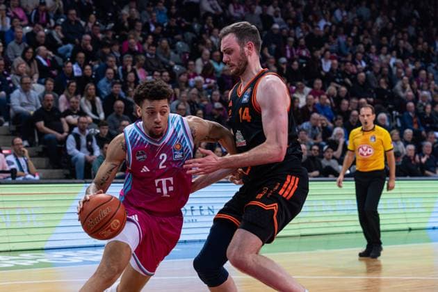 Scene with Alijah Comithier 2 Telekom Baskets Bonn and Philipp Herkenhoff 14 Rasta Vechta in action in the game between Telekom Baskets Bonn and RASTA Vechta on matchday 21 of the EasyCredit BBL in Bonn Game action with Alijah Comithier 2 Telekom Baskets Bonn and Philipp Herkenhoff 14 Rasta Vechta Copyright: xFeyzullahxGökalp feyzofsportsx