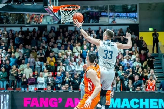 Chemnitz, Germany February 18, 2026 1 BBL 2025 2026 Niners Chemnitz vs MLP Academics Heidelberg In the picture from left in a duel Yordan Minchev 99 and Ryan Mikesell MLP with a rebound Copyright: xFotostandx xNachtigallx