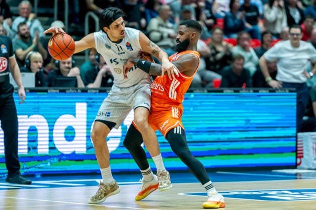 Chemnitz, Germany February 18, 2026 1 BBL 2025 2026 Niners Chemnitz vs MLP Academics Heidelberg In the picture from left in a duel Erol Ersek MLP and Corey Davis 99 Copyright: xFotostandx xNachtigallx
