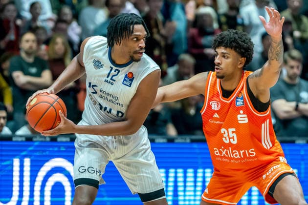 Chemnitz, Germany February 18, 2026 1 BBL 2025 2026 Niners Chemnitz vs MLP Academics Heidelberg Pictured from left in a duel Osun Osunniyi MLP and Roman Bedime 99 Copyright: xFotostandx xNachtigallx