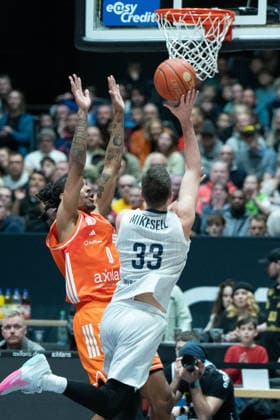 Chemnitz, Germany February 18, 2026 1 BBL 2025 2026 Niners Chemnitz vs MLP Academics Heidelberg Pictured from left in a duel Kevin Yebo 99 and Ryan Mikesell MLP Copyright: xFotostandx xNachtigallx