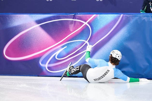 Winter Olympics - Speed skating, Eisschnelllauf Men s 500m EYBOG Daniil of Team Uzbekistan falls while competing in the quarterfinals of the Short Track Speed Skating Men s 500m on day twelve of the Milano Cortina 2026 Winter Olympic Games, Olympische Spiele, Olympia, OS at Milano Ice Skating Arena on February 18, 2026 in Milan, Italy. Photo by Alexis Jumeau ABACAPRESS.COM Milan Italy  Copyright: xJumeauxAlexis ABACAx