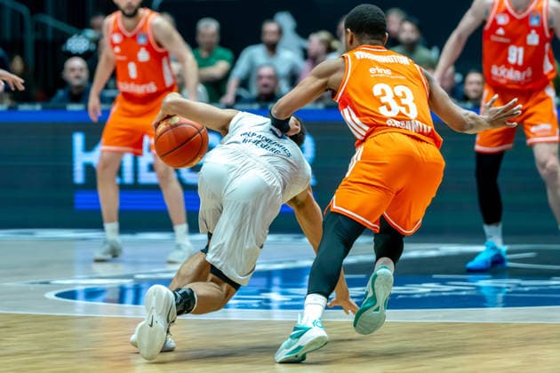 Chemnitz, Germany February 18, 2026 1 BBL 2025 2026 Niners Chemnitz vs MLP Academics Heidelberg Pictured from left in a duel Kevin McClain MLP and Eric Washington 99 Copyright: xFotostandx xNachtigallx