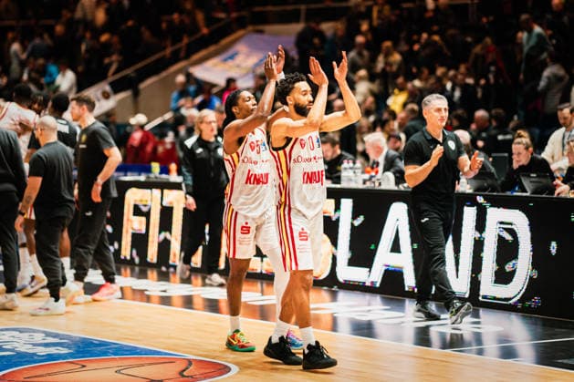 Easycredit BBL Basketball Braunschweig Löwen Fitness First Würzburger Baskets, 18 02 26 Fitness First Würzburger Baskets celebrates the victory and cheers to the fans here Davion Mintz Würzburg Baskets, 10 and Marcus Carr Würzburg Baskets, 5 Easycredit BBL Basketball Braunschweig Löwen vs Fitness First Würzburger Baskets on 18 02 2026 at Volkswagen Halle, Braunschweig Copyright: xBEAUTIFULxSPORTS Tonhäuserx