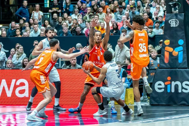 Chemnitz, Germany 18 February 2026 1 BBL 2025 2026 Niners Chemnitz vs MLP Academics Heidelberg Pictured from left in a duel Jordan Schakel 99 , Marcel Keßen MLP , Kevin Yebo 99 , Kevin McClain MLP and Roman Bedime 99 Copyright: xFotostandx xNachtigallx