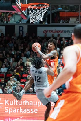 Chemnitz, Germany February 18, 2026 1 BBL 2025 2026 Niners Chemnitz vs MLP Academics Heidelberg Pictured from left in a duel Osun Osunniyi MLP and Roman Bedime 99 Copyright: xFotostandx xNachtigallx