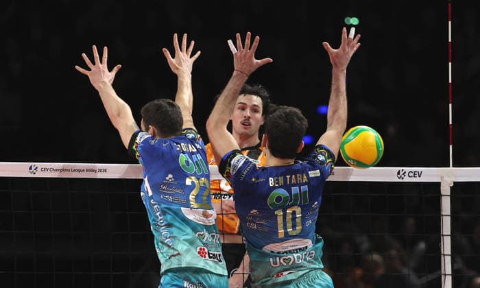 Nolan Flexen in attack, Federico Crosato, Wassim Ben Tara duel Match scene Action Sport Volleyball CEV Champions League Men Season 2025 2026 18 02 2026 BR Volleys Berlin BRV vs Sir Sicoma Monini Perugia