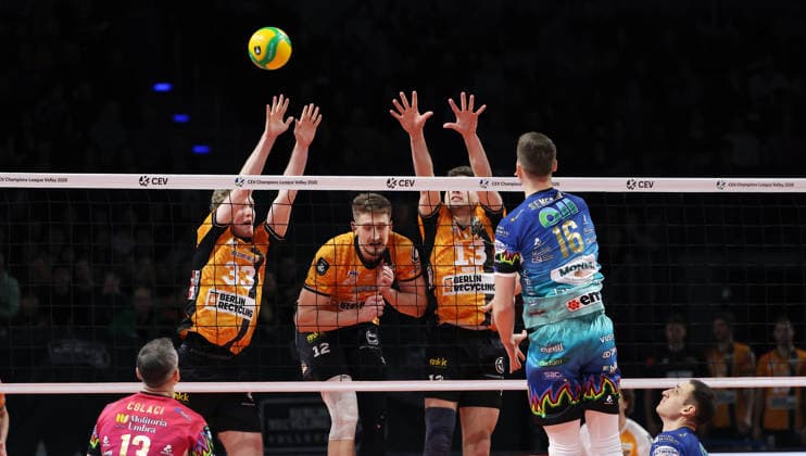 Kamil Semeniuk in attack, Fedor Ivanov, Florian Krage Brewitz, Ruben Schott duel Match scene Action Sport Volleyball CEV Champions League Men Season 2025 2026 18 02 2026 BR Volleys Berlin BRV vs Sir Sicoma Monini Perugia