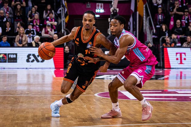 easyCredit Basketball Bundesliga, Telekom Baskets Bonn vs SC RASTA Vechta, 18 02 2026 Alonzo Verge RASTA Vechta 11 and Jalen Finch Telekom Baskets Bonn 0 easyCredit Basketball Bundesliga, Telekom Baskets Bonn vs SC RASTA Vechta, 18 02 2026, Telekom Dome Bonn Copyright: xBEAUTIFULxSPORTS Derixx