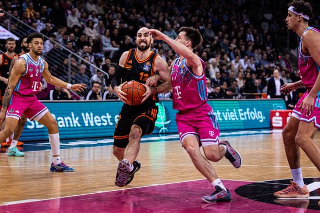 easyCredit Basketball Bundesliga, Telekom Baskets Bonn vs SC RASTA Vechta, 18 02 2026 Tommy Kuhse RASTA Vechta 12 vs all Bonn easyCredit Basketball Bundesliga, Telekom Baskets Bonn vs SC RASTA Vechta, 18 02 2026, Telekom Dome Bonn Copyright: xBEAUTIFULxSPORTS Derixx