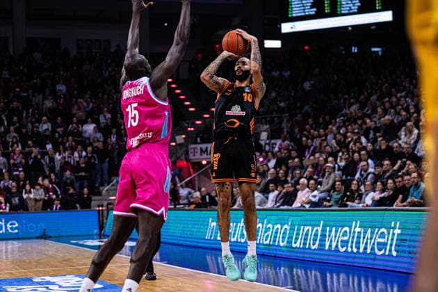 easyCredit Basketball Bundesliga, Telekom Baskets Bonn vs SC RASTA Vechta, 18 02 2026 Tevin Brown RASTA Vechta 10 vs Kur Jongkuch Telekom Baskets Bonn 15 easyCredit Basketball Bundesliga, Telekom Baskets Bonn vs SC RASTA Vechta, 18 02 2026, Telekom Dome Bonn Copyright: xBEAUTIFULxSPORTS Derixx