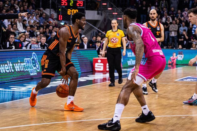 easyCredit Basketball Bundesliga, Telekom Baskets Bonn vs SC RASTA Vechta, 18 02 2026 TJ Bamba RASTA Vechta 5 and Jeff Garrett Jr Telekom Baskets Bonn 4 easyCredit Basketball Bundesliga, Telekom Baskets Bonn vs SC RASTA Vechta, 18 02 2026, Telekom Dome Bonn Copyright: xBEAUTIFULxSPORTS Derixx