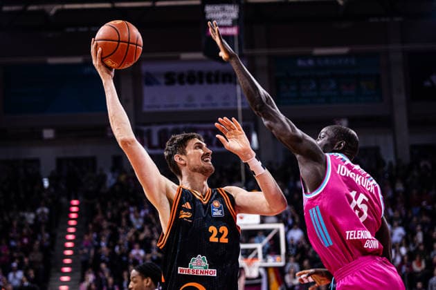 easyCredit Basketball Bundesliga, Telekom Baskets Bonn vs SC RASTA Vechta, 18 02 2026 Tibor Pleiß RASTA Vechta 22 vs Kur Jongkuch Telekom Baskets Bonn 15 easyCredit Basketball Bundesliga, Telekom Baskets Bonn vs SC RASTA Vechta, 18 02 2026, Telekom Dome Bonn Copyright: xBEAUTIFULxSPORTS Derixx
