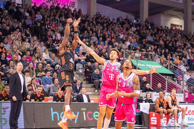 Germany 1 Bundesliga Basketball easyCredit BBL 2025 2026 Telekom Bonn vs SC RASTA Vechta 21 Matchday, 18 02 2026 Telekom Dome Bonn at Jumpshot Djairo Bernardina SC Rasta Vechta, 5 Alijah Comithier Telekom Bonn, 2 Zachery Cooks Telekom Bonn, 3 Copyright: xOrhanxHabashx