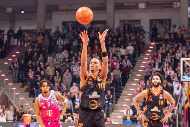 Germany 1 Bundesliga Basketball easyCredit BBL 2025 2026 Telekom Bonn vs SC RASTA Vechta 21 Matchday, 18 02 2026 Telekom Dome Bonn at the throw Louis Sutor SC Rasta Vechta, 11 Copyright: xOrhanxHabashx