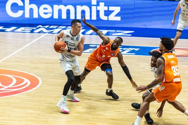 GER, easy Credit Basketball Bundesliga, Niners Chemnitz MLP Academics Heidelberg 18 02 2026, Messe, Chemnitz, GER, easy Credit Basketball Bundesliga, Niners Chemnitz MLP Academics Heidelberg Ryan Mikesell MLP Academics Heidelberg 33 , John Edward Newman III Niners Chemnitz, 9 Foto Alexander Trienitz Chemnitz Messe Sachsen Germany