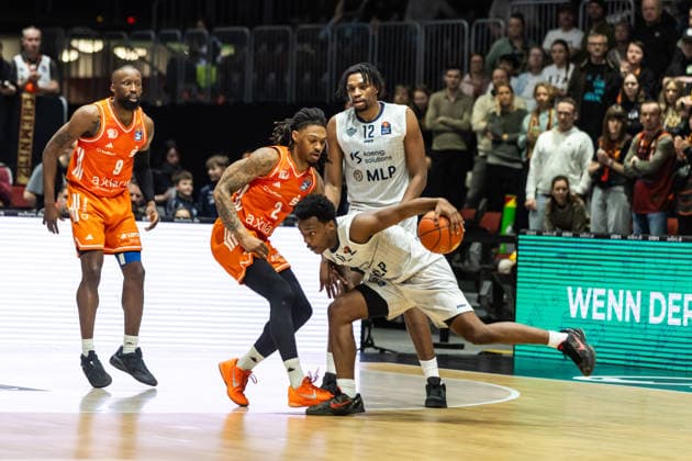 GER, easy Credit Basketball Bundesliga, Niners Chemnitz MLP Academics Heidelberg 18 02 2026, Messe, Chemnitz, GER, easy Credit Basketball Bundesliga, Niners Chemnitz MLP Academics Heidelberg Damariae Horne MLP Academics Heidelberg 0 , Nike Sibande Niners Chemnitz, 2 Foto Alexander Trienitz Chemnitz Messe Sachsen Germany