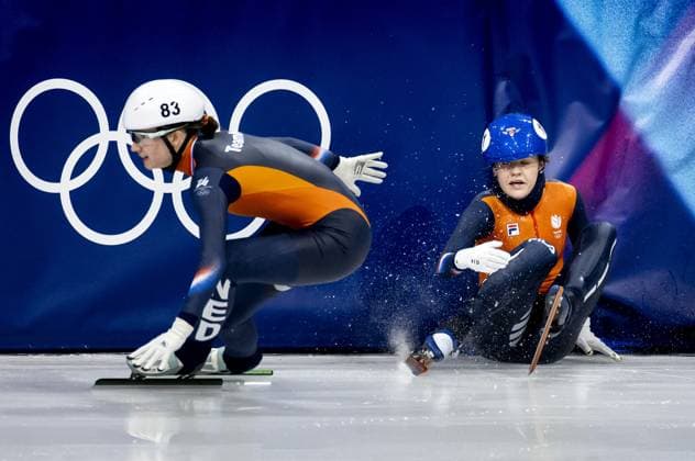 MILAN - Selma Poutsma and Michelle Velzeboer during the 3000-meter relay final in the short track Speed skating, Eisschnelllauf event at the Milan Ice Skating Area at the Milan Winter Olympics. ROBIN VAN LONKHUIJSEN ANP xVIxANPxSportx xxANPxIVx 551119001 originalFilename: 551119001.jpg