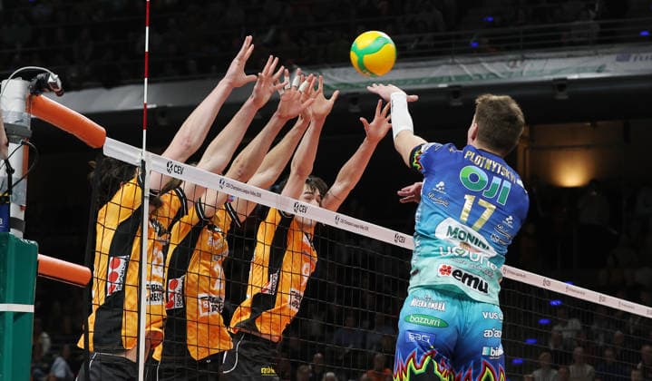Oleh Plotnytskyi in attack, Jake Hanes, Matthew Knigge, Nolan Flexen duel Match scene Action Sport Volleyball CEV Champions League Men Season 2025 2026 18 02 2026 BR Volleys Berlin BRV vs Sir Sicoma Monini Perugia