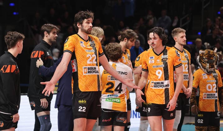 Jake Hanes, Nolan Flexen, BR Volleys team disappointed after the end of the match Disappointment Sport Volleyball CEV Champions League Men Season 2025 2026 18 02 2026 BR Volleys Berlin BRV vs Sir Sicoma Monini Perugia