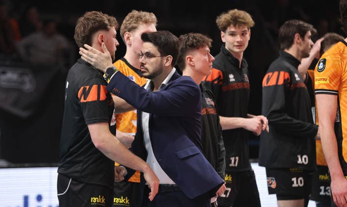 Coach Alexandre Leal consoles players, BR Volleys team disappointed after end of match Disappointment Sport Volleyball CEV Champions League Men Season 2025 2026 18 02 2026 BR Volleys Berlin BRV vs Sir Sicoma Monini Perugia
