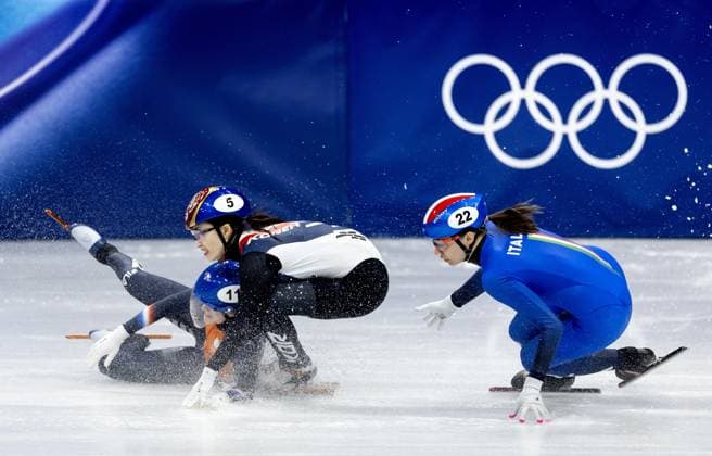 MILAN - Michelle Velzeboer during the 3000-meter relay final in the short track Speed skating, Eisschnelllauf event at the Milan Ice Skating Area at the Milan Winter Olympics. ROBIN VAN LONKHUIJSEN ANP xVIxANPxSportx xxANPxIVx 551119051 originalFilename: 551119051.jpg