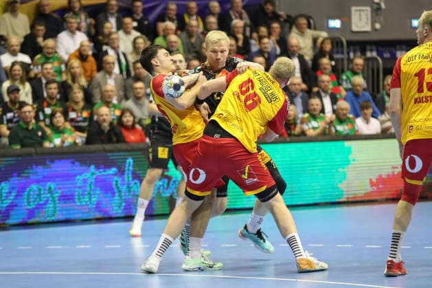 18 02 2026, xgox, Handball, EHF Champions League, SC Magdeburg GOG Handbold v l Frederik Emil Pedersen GOG, 10 , Magnus Saugstrup Magdeburg, 23 , Anton Lindskog GOG, 66 duel, duel, fight, tackle Magdeburg
