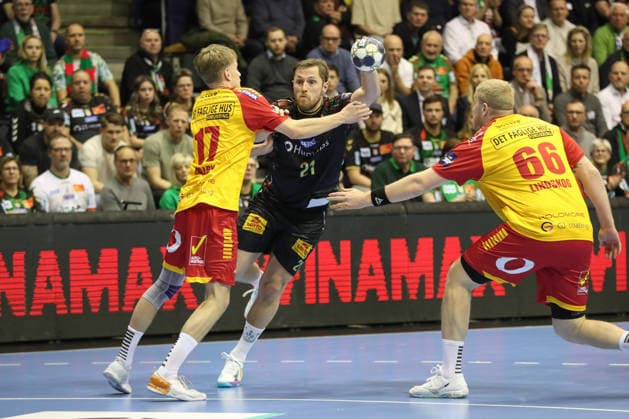 18 02 2026, xgox, handball, EHF Champions League, SC Magdeburg GOG Handbold v l William Enoch Dalby GOG, 17 , Albin Lagergren Magdeburg, 21 duel, duel, fight, tackle Magdeburg