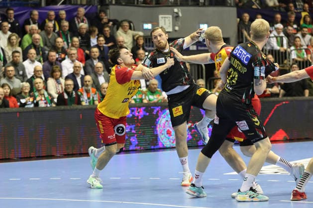 18 02 2026, xgox, Handball, EHF Champions League, SC Magdeburg GOG Handbold v l Frederik Emil Pedersen GOG, 10 , Albin Lagergren Magdeburg, 21 , Anton Lindskog GOG, 66 throws goal, goal scorer, scores goal, scores the goal Magdeburg