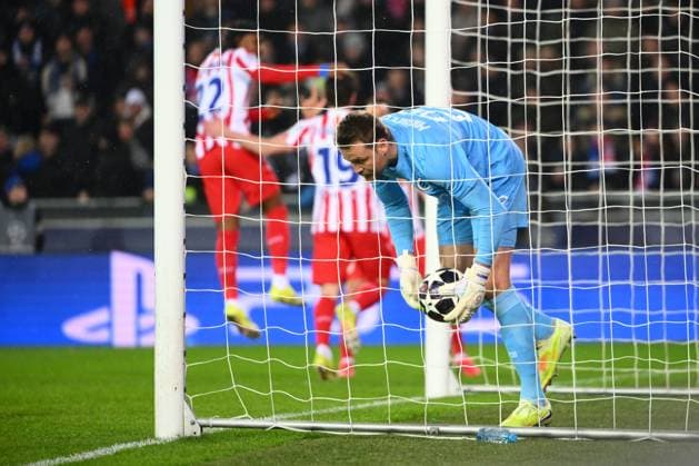 Club Brugge v Atletico de Madrid - UEFA Champions League BRUGGE, BELGIUM - FEBRUARY 18 : Mignolet Simon goalkeeper of Club Brugge after an opponent s goal during the UEFA Champions League 2025 26 knockout phase play-off match first leg between Club Brugge and Atletico de Madrid on February 18, 2026 in Brugge, Belgium, 18 02 2026 Brugge Belgium  Copyright: xVincentxKalutx