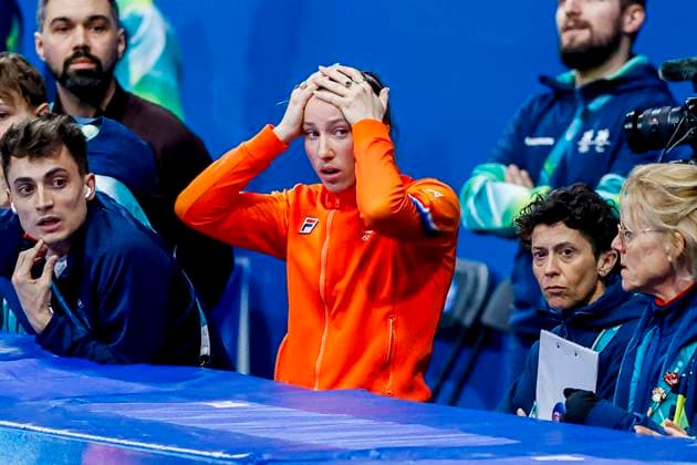 Suzanne Schulting of the Netherlands looks dejected while watching atheletes Women s 3000m Relay Finals, Milano Cortina 2026 Winter Olympics: Day 12, Short Track Speed skating, Eisschnelllauf - Milano Cortina 2026 Winter Olympics: Day 12, Milano Speed Skating Stadium, February 18, 2026, Milan, Italy.