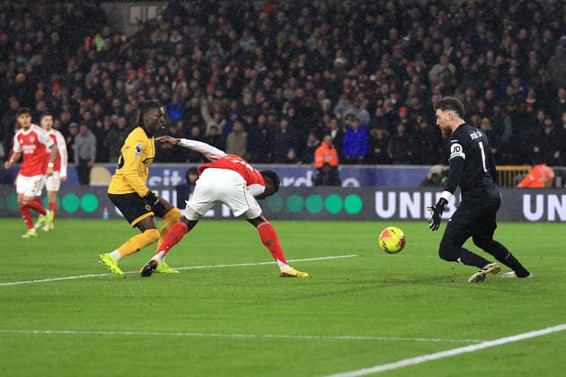 Fußball Premier League Wolverhampton Wanderers gegen Arsenal 18. Februar 2026 Premier League Wolverhampton Wanderers gegen Arsenal Bukayo Saka von Arsenal erzielt den Führungstreffer Foto Simon Stacpoole Abseits Wolverhampton UK  Copyright: xSimonxStacpoolexOffside