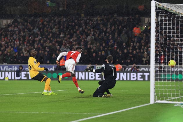Fußball Premier League Wolverhampton Wanderers gegen Arsenal 18. Februar 2026 Premier League Wolverhampton Wanderers gegen Arsenal Bukayo Saka von Arsenal erzielt den Führungstreffer Foto Simon Stacpoole Abseits Wolverhampton UK  Copyright: xSimonxStacpoolexOffside