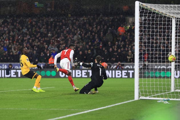 Fußball Premier League Wolverhampton Wanderers gegen Arsenal 18. Februar 2026 Premier League Wolverhampton Wanderers gegen Arsenal Bukayo Saka von Arsenal erzielt den Führungstreffer Foto Simon Stacpoole Abseits Wolverhampton UK  Copyright: xSimonxStacpoolexOffside