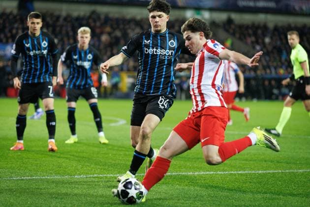 Club s Kyriani Sabbe and Atletico Madrid s Giuliano Simeone fight for the ball during a soccer game between Belgian Club Brugge KV and Spanish Atletico de Madrid, in Brugge on Wednesday 18 February 2026, the first leg of the play-offs for the knockout phase of the UEFA Champions League tournament. KURTxDESPLENTER  x164158215x