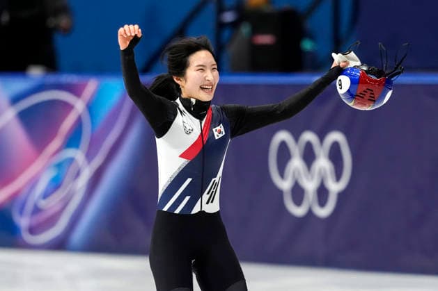 Gilli Kim, 6, of Korea celebrates after Team Korea wins gold during the Women s Short Track Speed skating, Eisschnelllauf 3000m Relay Finals at the Milano Figure skating, Eiskunstlauf Arena in Milan, Italy on Wednesday, February 18, 2026. Italy won bronze and Canada won silver.  OLY20260218113 RICHARDxELLIS