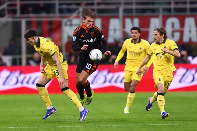 Nico Paz (Como 1907) controls the ball, Serie A, AC Milan v Como 1907, Giuseppe Meazza, February 18, 2026, Milan, Italy.