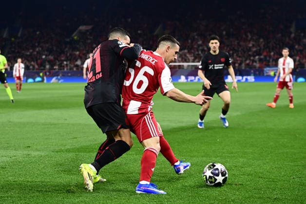 UEFA Champions League - Olympiacos FC vs Bayer 04 Leverkusen - Daniel Podence of Olympiacos FC in action against Lucas Vazquez of Bayer 04 Leverkusen during the UEFA Champions League Play-Offs 1st leg soccer match between Olympiacos FC and Bayer 04 Leverkusen in Georgios Karaiskakis Stadium, Piraeus, Greece, on 18 February 2026. IMAGO ONE INCH PRODUCTIONS PIRAEUS GREECE Copyright: xONExINCHxPRODUCTIONSx 6859795