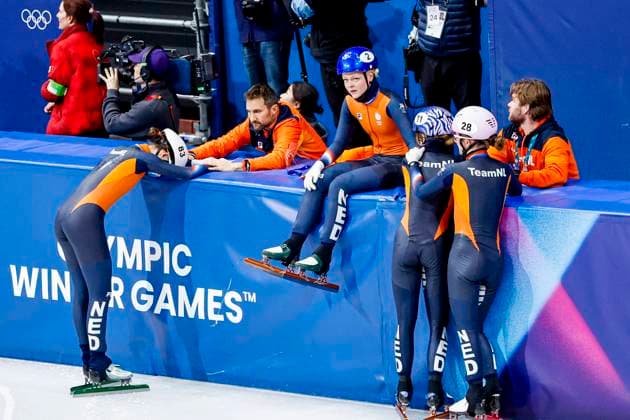 national coach Niels Kerstholt of TeamNL and Selma Poutsma of the Netherlands and Zoe Florence Deltrap of the Netherlands and Xandra Velzeboer of the Netherlands and Michelle Velzeboer of the Netherlands looks dejected after Women s 3000m Relay Finals, Milano Cortina 2026 Winter Olympics: Day 12, Short Track Speed skating, Eisschnelllauf - Milano Cortina 2026 Winter Olympics: Day 12, Milano Speed Skating Stadium, February 18, 2026, Milan, Italy.