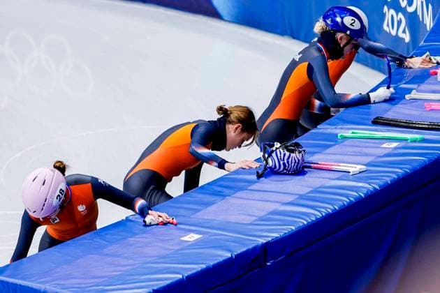 Selma Poutsma of the Netherlands and Zoe Florence Deltrap of the Netherlands and Xandra Velzeboer of the Netherlands and Michelle Velzeboer of the Netherlands looks dejected after Women s 3000m Relay Finals, Milano Cortina 2026 Winter Olympics: Day 12, Short Track Speed skating, Eisschnelllauf - Milano Cortina 2026 Winter Olympics: Day 12, Milano Speed Skating Stadium, February 18, 2026, Milan, Italy.