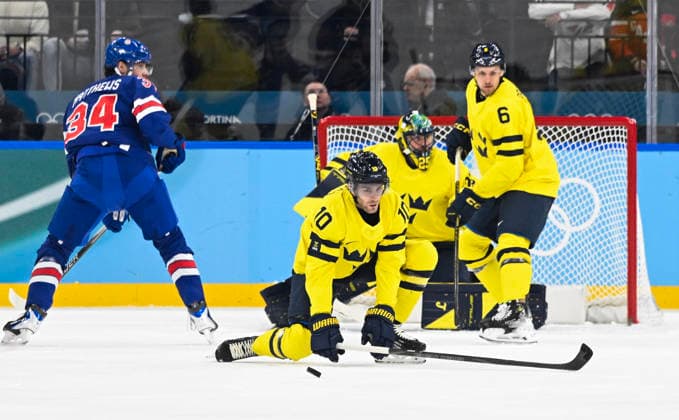 MILANO, ITALIEN 20260218 Sveriges Alexander Wennberg, Philip Broberg och malvakt Jacob Markström samt USA:s Auston Matthews under herrarnas kvartsfinal i ishockey mellan USA och Sverige i Santagiulia Arena under OS i Milano. *** Bilden ingar i SPORTPAKET. För övriga BETALBILD *** MILANO ITALIEN x10070x *** MILANO, ITALY 20260218 Swedens Alexander Wennberg, Philip Broberg and goalkeeper Jacob Markström and USAs Auston Matthews during the mens ice hockey quarterfinal between USA and Sweden in Santagiulia Arena during the Milan Olympics Picture in SPORTPAKET For others PAYPICTURE MILANO ITALY x10070x  Copyright: xJessicaxGow TTx OS 2026 ISHOCKEY USA-SVERIGE KVARTSFINAL