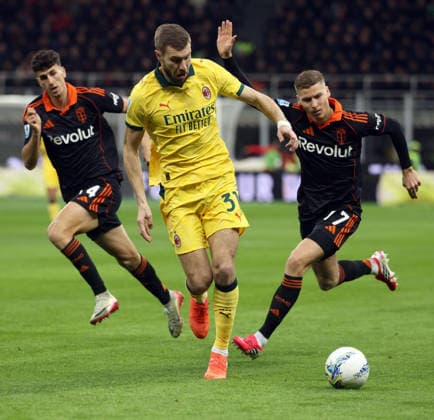 February 18, 2026, Milan, ITALY: Ac Milan s Strahinja Pavlovic (C) in action during the Italian serie A soccer match between Milan and Como at Giuseppe Meazza stadium in Milan, 18 February 2026..ANSA MATTEO BAZZI Serie A - Milan Vs Como  - ZUMAa110 20260218_zaf_a110_034 Copyright: xMatteoxBazzix