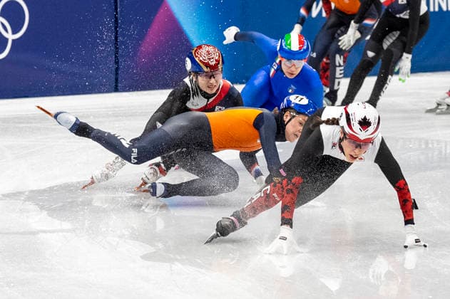 Short Track Speed skating, Eisschnelllauf - Milano Cortina 2026 Winter Olympics: Day 12 Shaoang Liu of Team People s Republic of China crashes behind Teun Boer of Team Netherlands during the semifinals of the Short Track Speed Skating Men s 500m on day twelve of the Milano Cortina 2026 Winter Olympic Games, Olympische Spiele, Olympia, OS at Milano Ice Skating Arena on February 18, 2026 in Milan, Italy. Milano Italy  Copyright: xAndrzejxIwanczukx originalFilename:iwanczuk-shorttra260218_nprOv.jpg