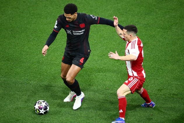 UEFA Champions League - Olympiacos FC vs Bayer 04 Leverkusen - Daniel Podence of Olympiacos FC in action against Jarell Quansah of Bayer 04 Leverkusen during the UEFA Champions League Play-Offs 1st leg soccer match between Olympiacos FC and Bayer 04 Leverkusen in Georgios Karaiskakis Stadium, Piraeus, Greece, on 18 February 2026. IMAGO ONE INCH PRODUCTIONS PIRAEUS GREECE Copyright: xONExINCHxPRODUCTIONSx 6859799