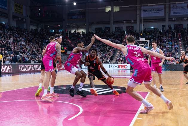 Game action with Michael Kessens 6 Telekom Baskets Bonn , Grayson Murphy 7 Telekom Baskets Bonn , TJ Bamba 5 Rasta Vechta and Tommy Kuhse 12 Rasta Vechta in the game between Telekom Baskets Bonn and RASTA Vechta on matchday 21 of the EasyCredit BBL in Bonn Game action with TJ Bamba 5 Rasta Vechta Copyright: xFeyzullahxGökalp feyzofsportsx