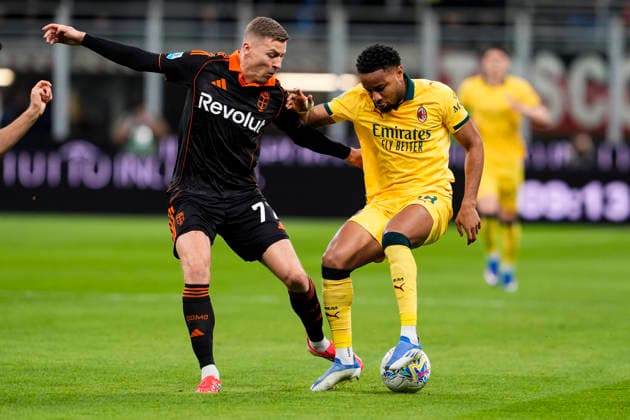 ComoÕs Ignace Van Der Brempt fights for the ball with AC Milan s Christopher Nkunku during the Serie A soccer match between Milan and Como at the San Siro Stadium in Milan, Italy - February, 18 2026. - Soccer  Copyright: xFabioxFerrari LaPressex