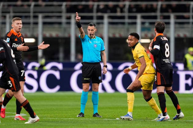 referee Maurizio Mariani during the Serie A soccer match between Milan and Como at the San Siro Stadium in Milan, Italy - February, 18 2026. - Soccer  Copyright: xFabioxFerrari LaPressex